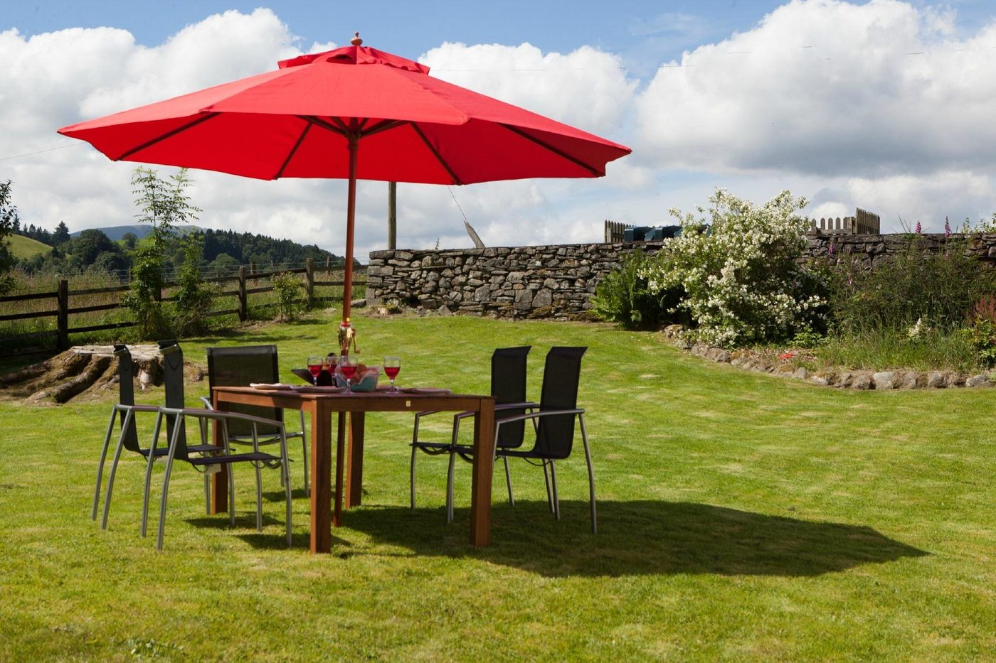 The guests' garden with outdoor tables